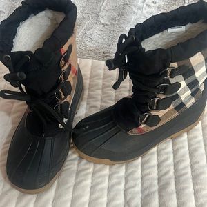 Burberry kids snow boots